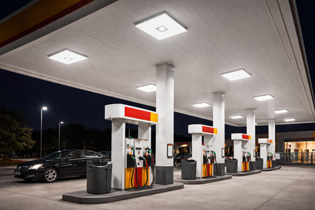 Luminária LED montada em posto de gasolina