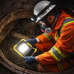 Local de uso com luminária de mão portátil
